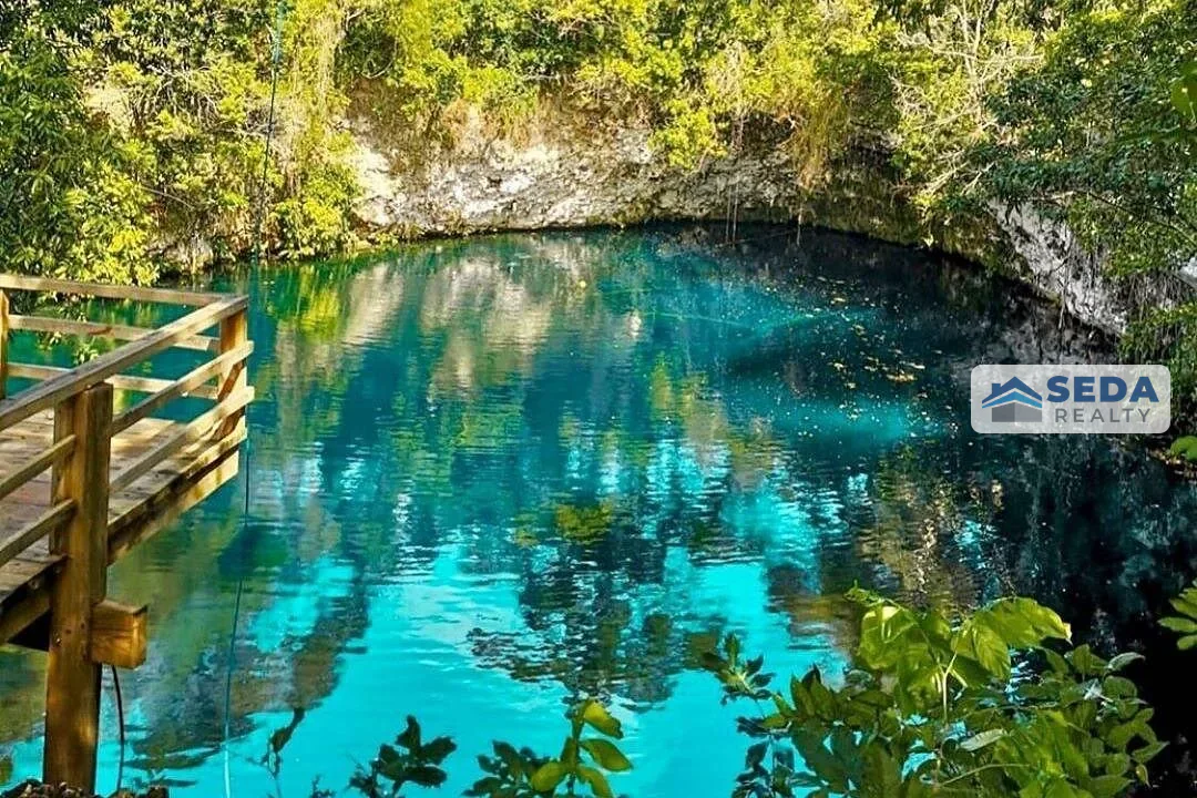 Turquoise water and lush vegetation at Dudú Lagoon near Cabrera